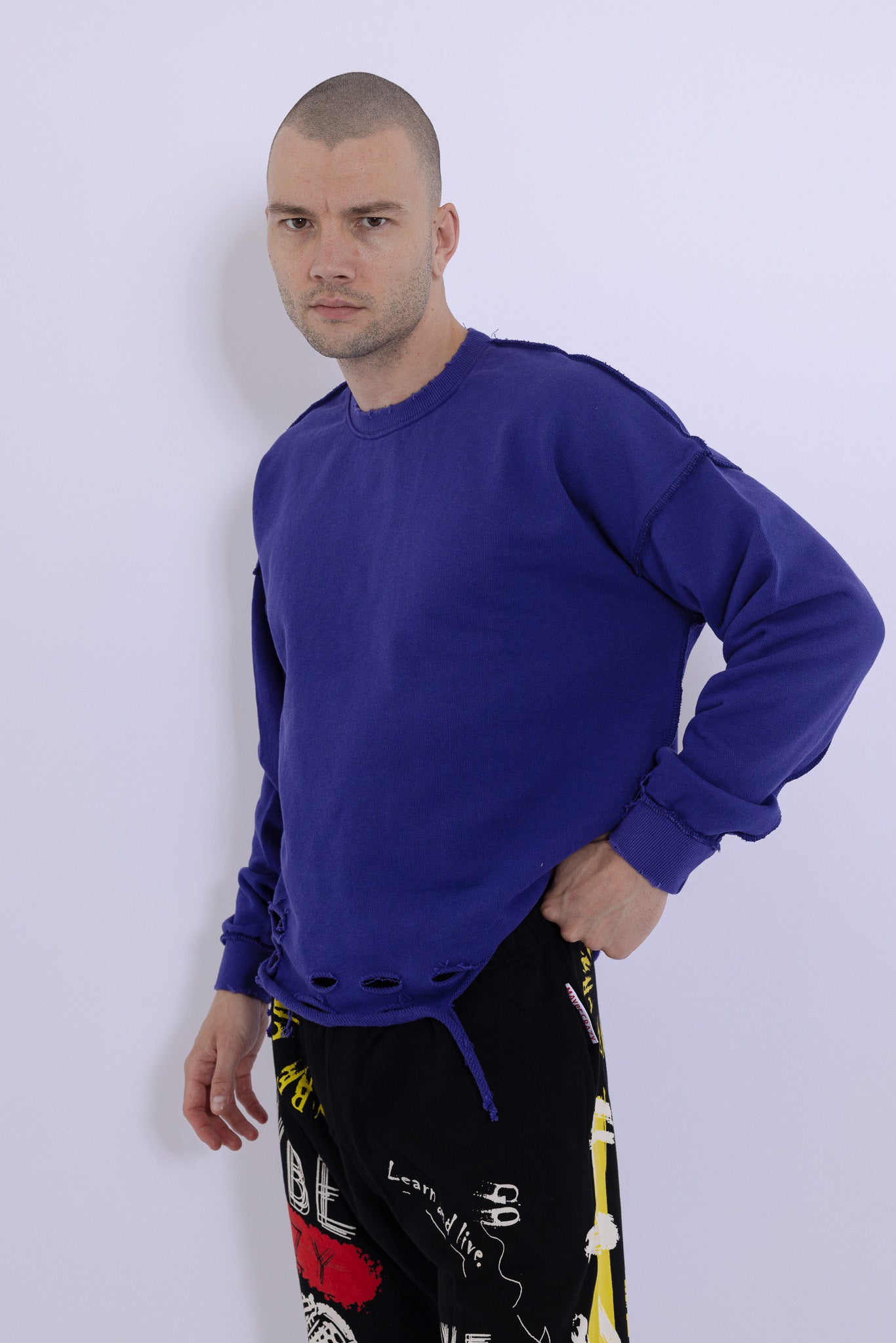 سويت شيرت كلاسيكي بتصميم داخلي وخارجي